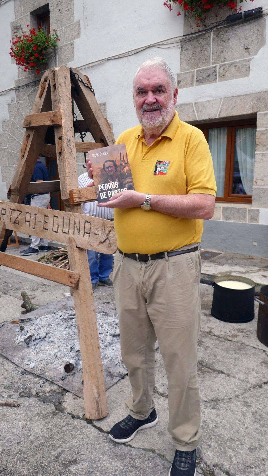 Martín Gamboa, con el libro.