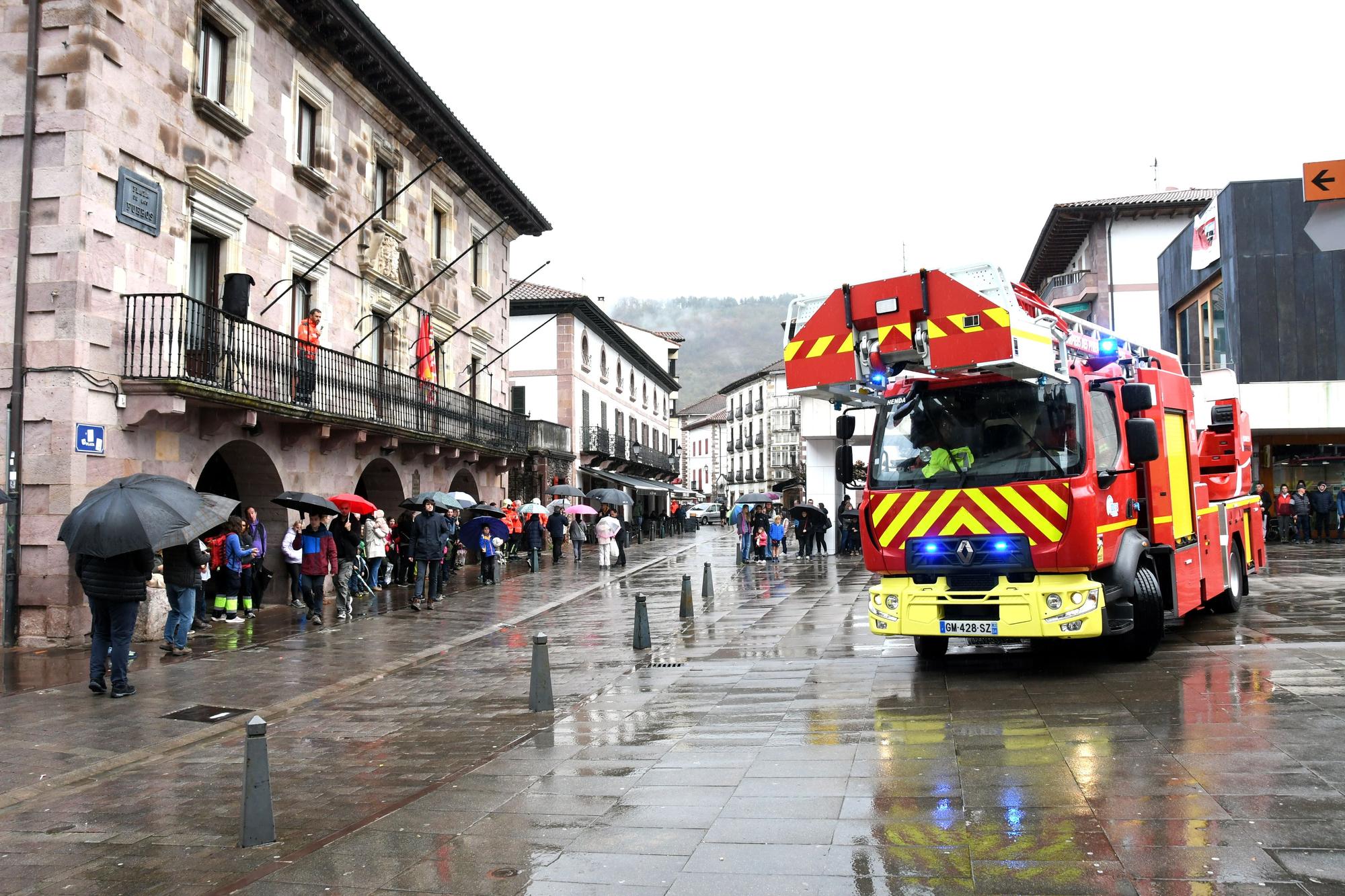 Las sirenas rompen el silencio de Elizondo