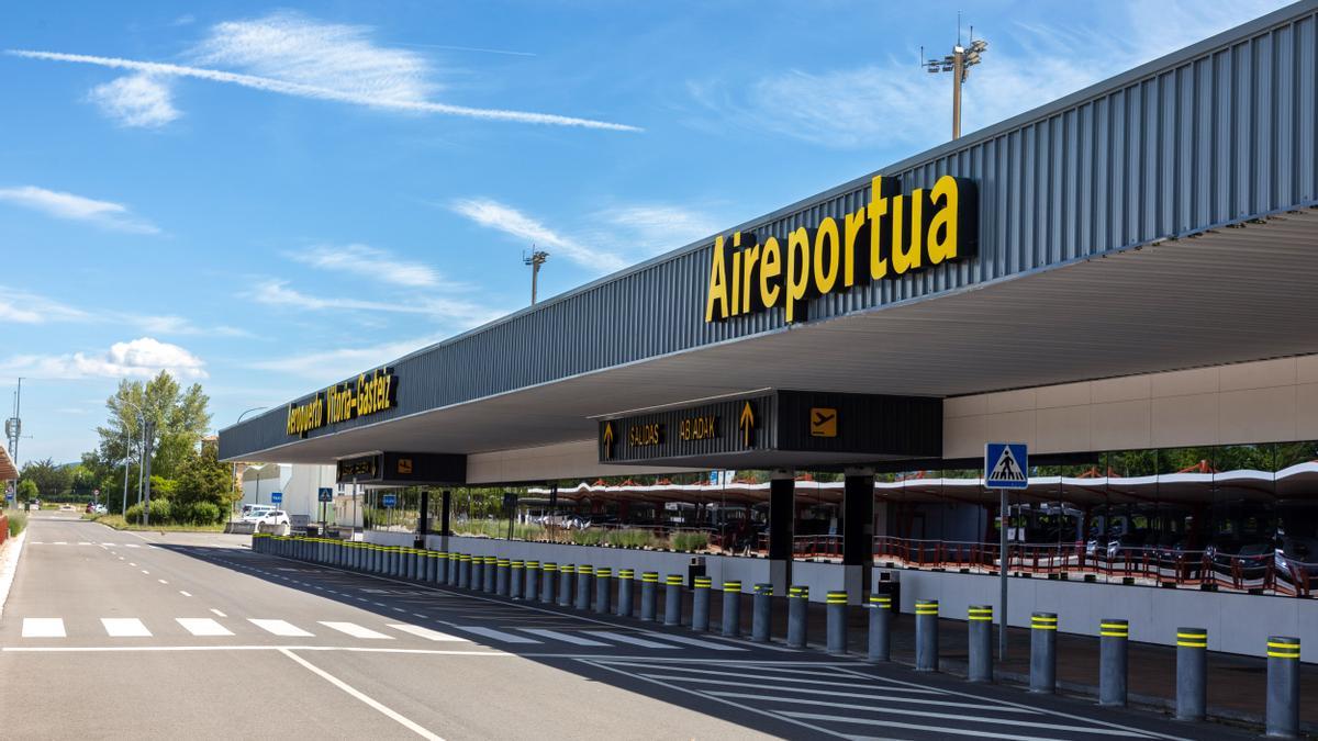 Vista del acceso a la terminal de pasajeros del aeropuerto de Foronda