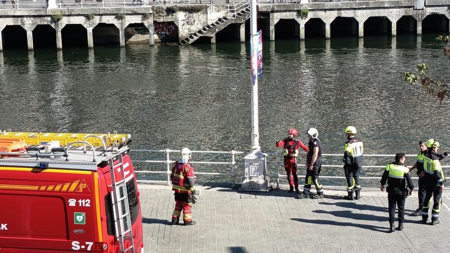 Rescatan a un hombre caído en la Ría de Bilbao