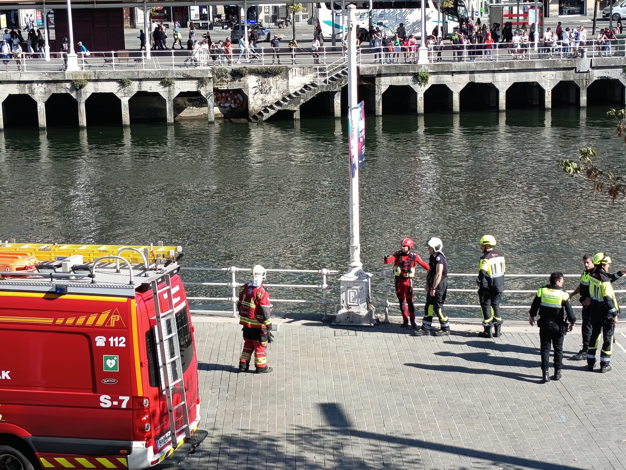 En imágenes: rescatan a una persona en la ría de Bilbao