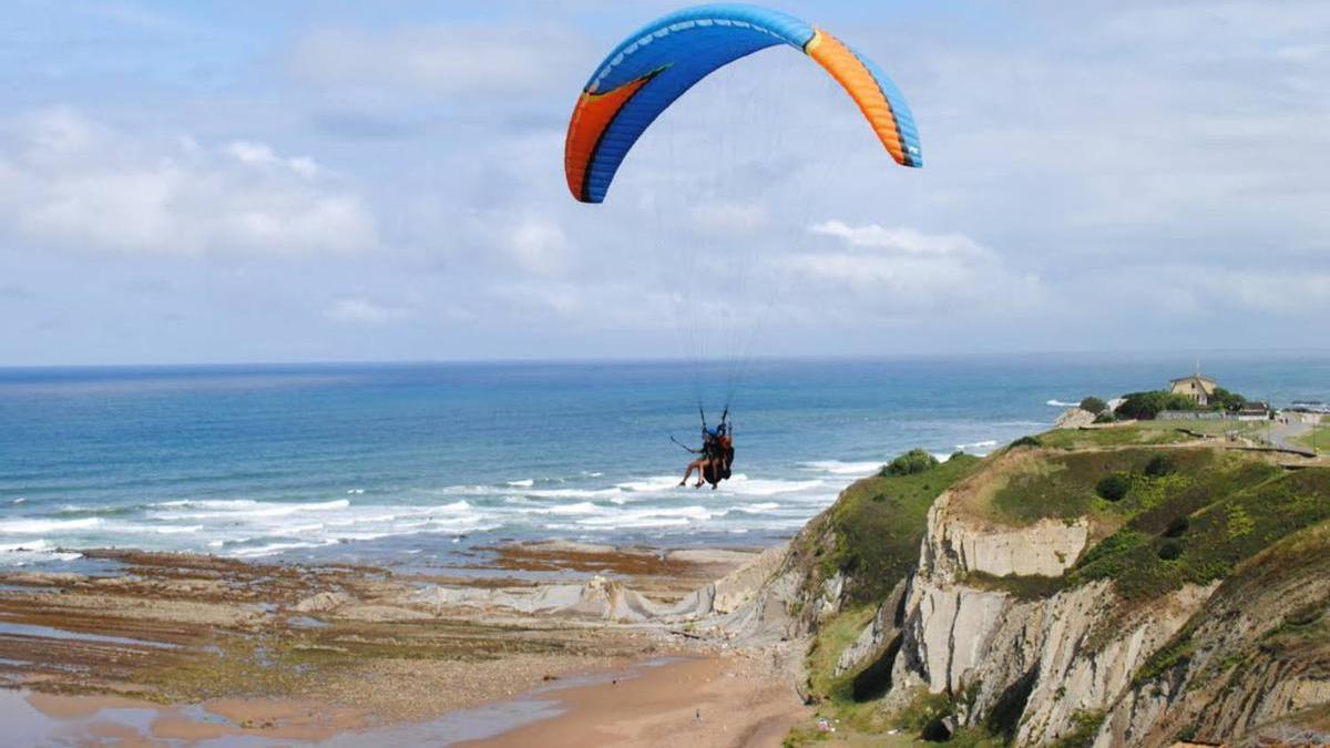 Un parapente sobrevuela la costa vizcaína