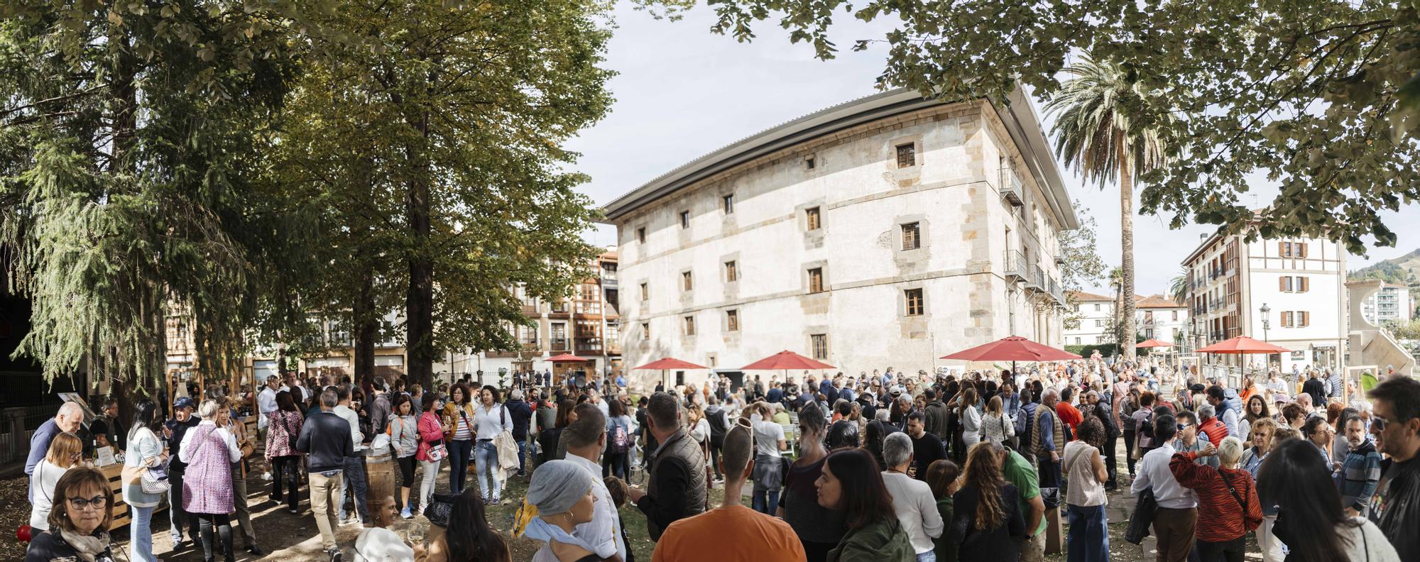 Vista del ambiente en una edición anterior de la Fiesta de la Vendimia en el palacio Horkasitas.