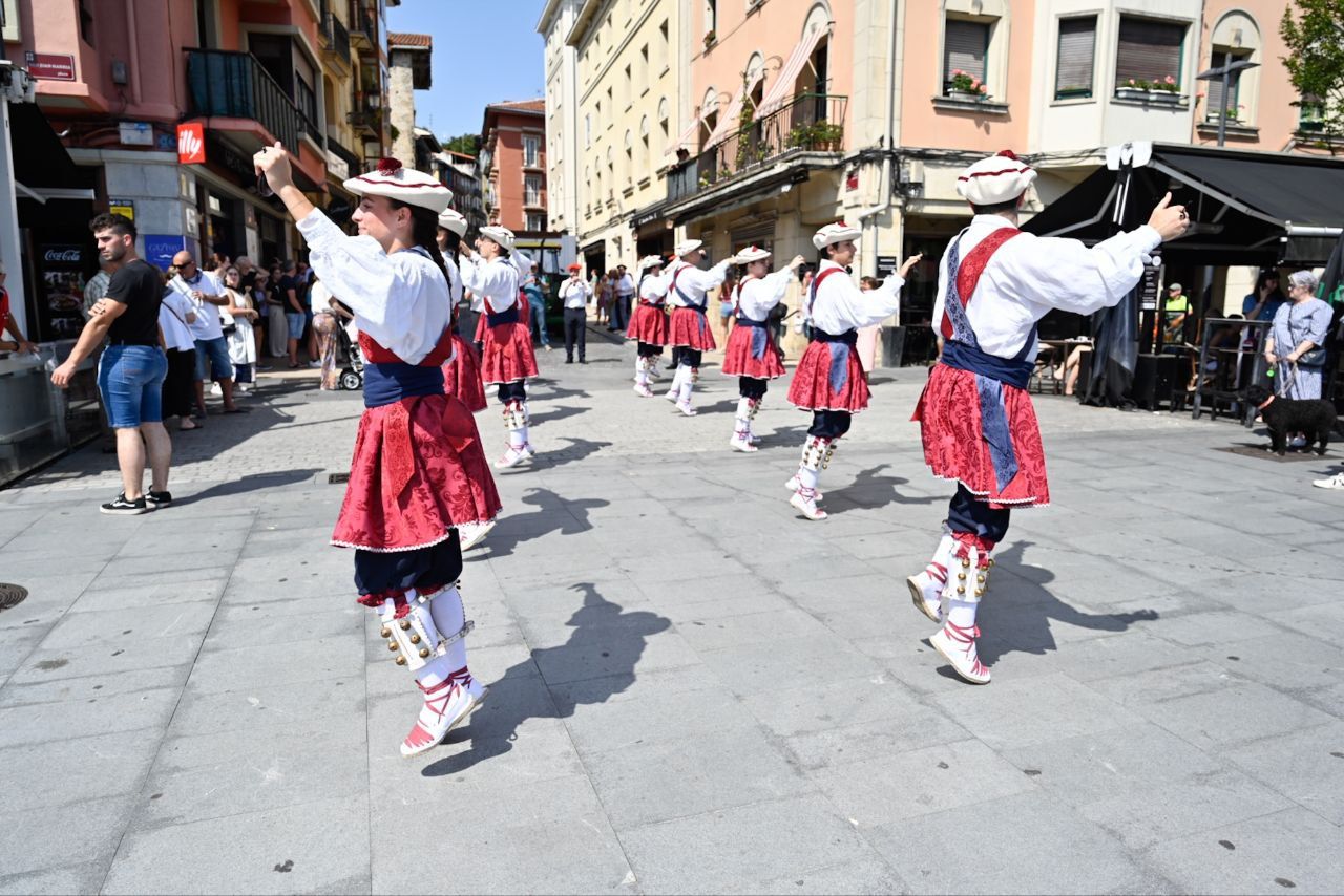 Gran ambiente en el desfile de la Euskal Jira de Irun