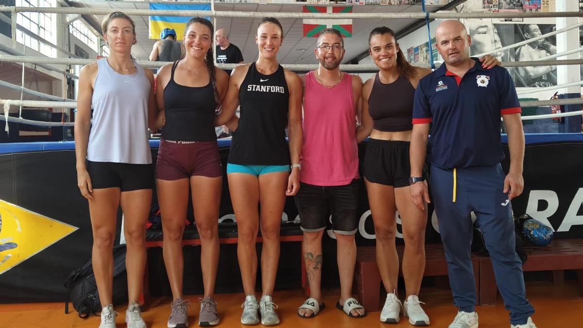 Andoni Alonso, en el centro, junto a la selección femenina de remo y su técnico en el Gimnasio Gasteiz de la capital alavesa.