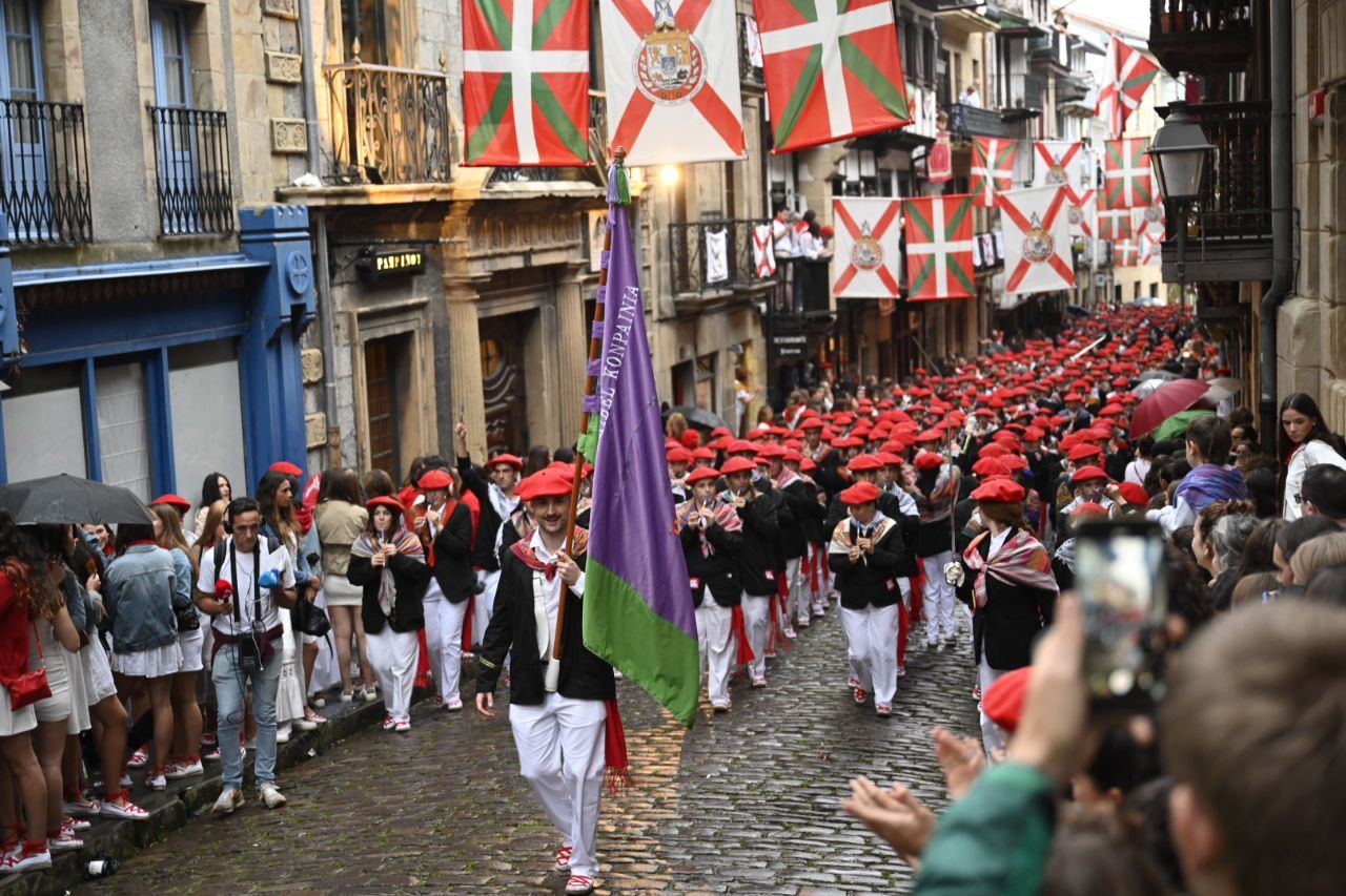 La compañía Jaizkibel desfila en Hondarribia