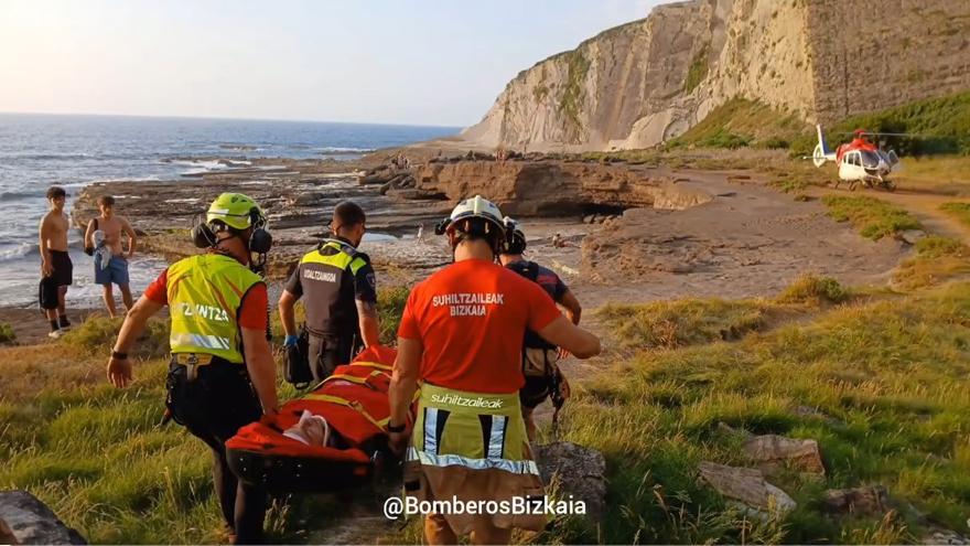 Rescatan a un menor en la playa de Azkorri