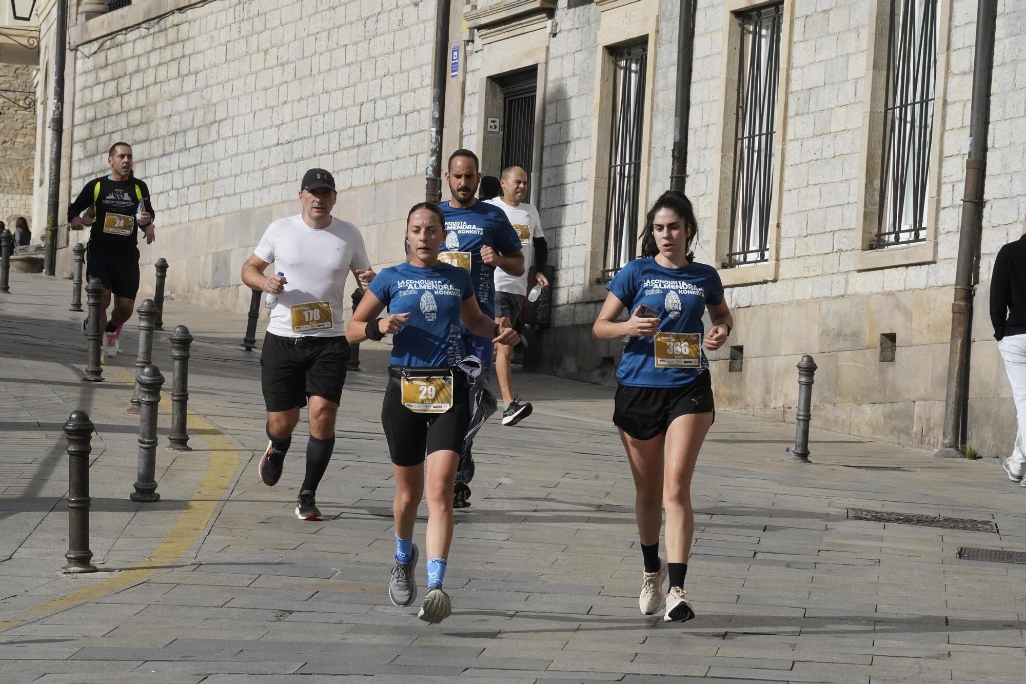 En imágenes: Miles de personas conquistan la Almendra de Gasteiz
