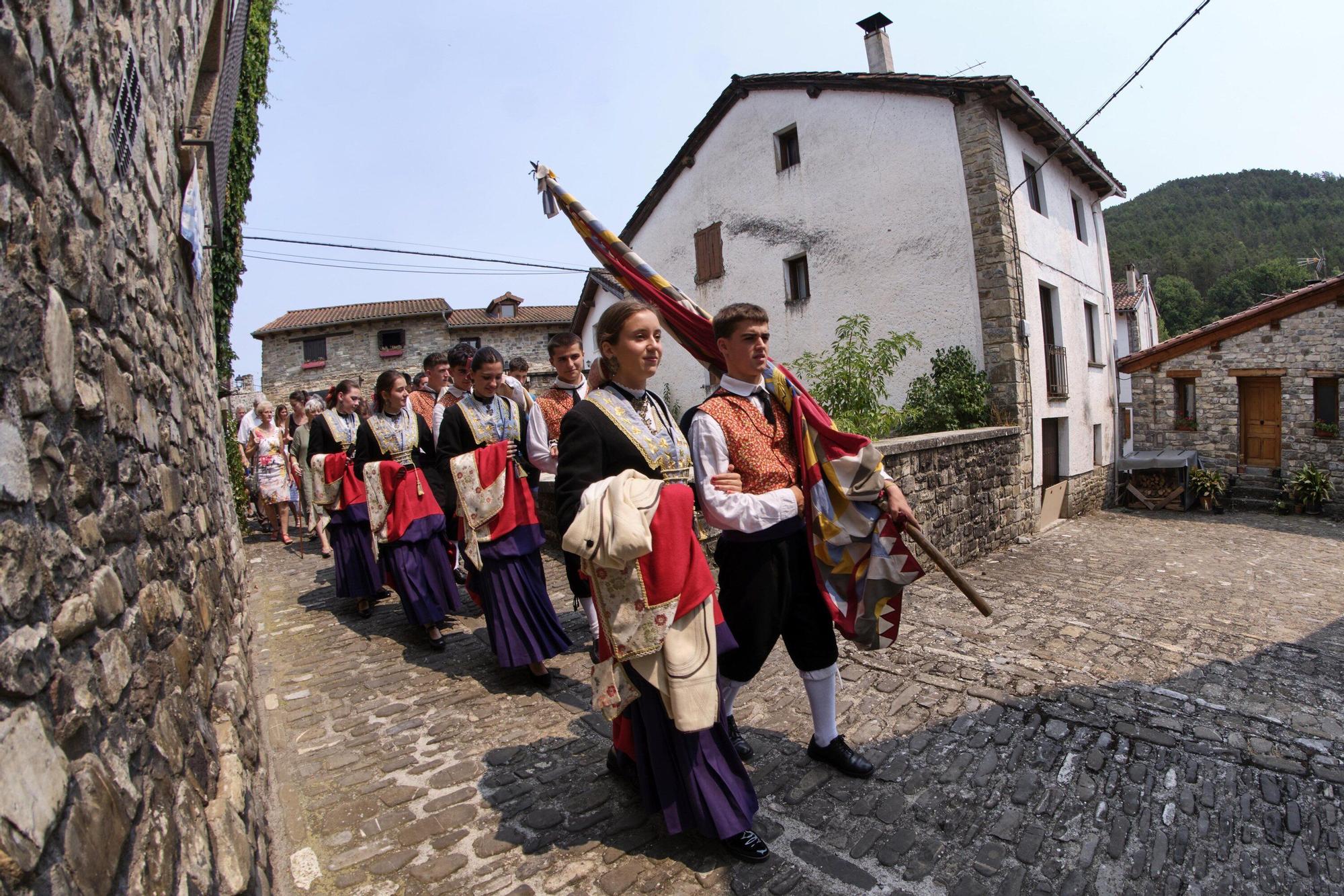 Fotos del tradicional baile de la bandera en fiestas de Roncal 2025