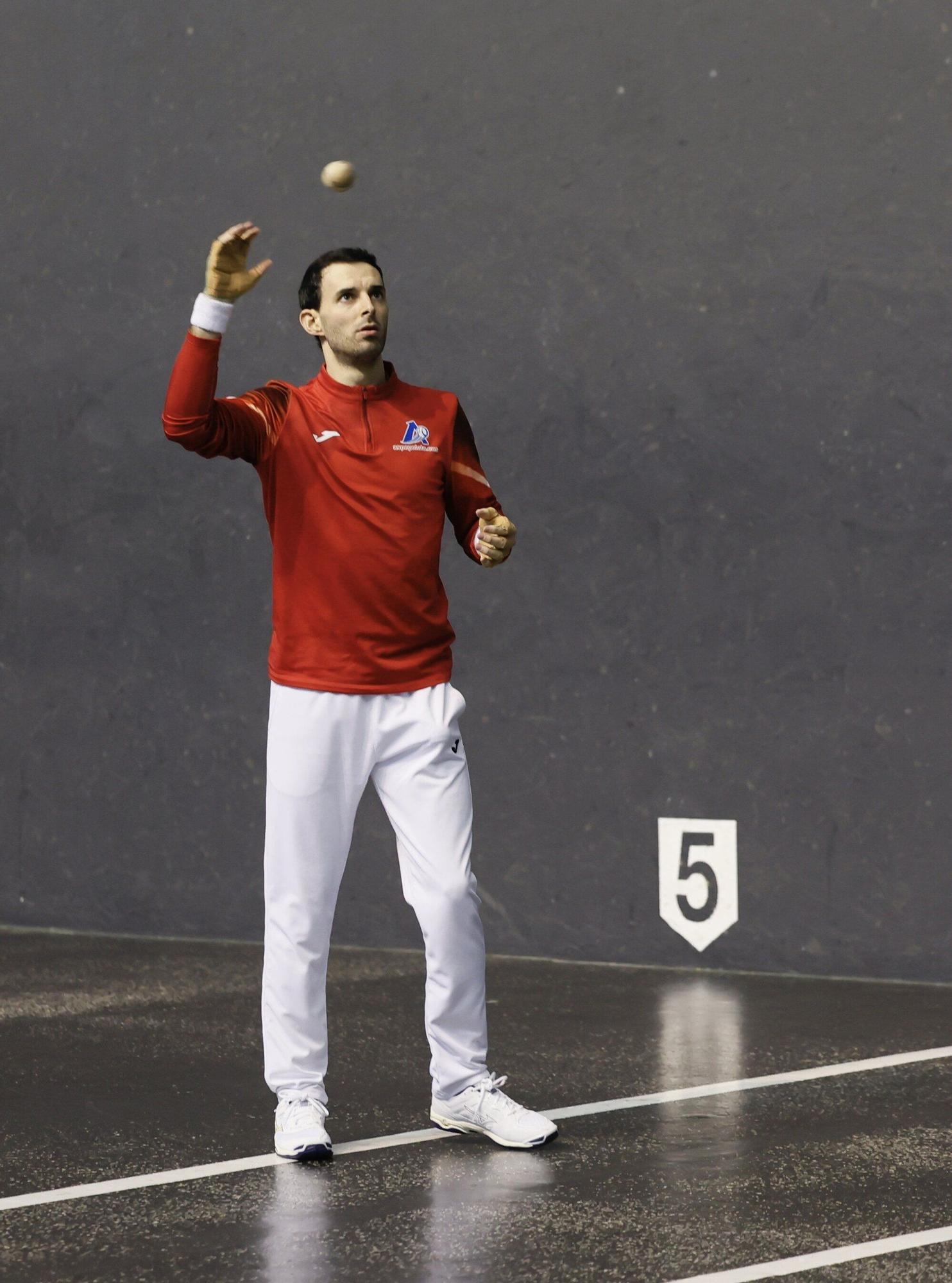 Jokin Altuna y Peio Etxeberria eligen material en el Atano III de Donostia para la semifinal del Cuatro y Medio.