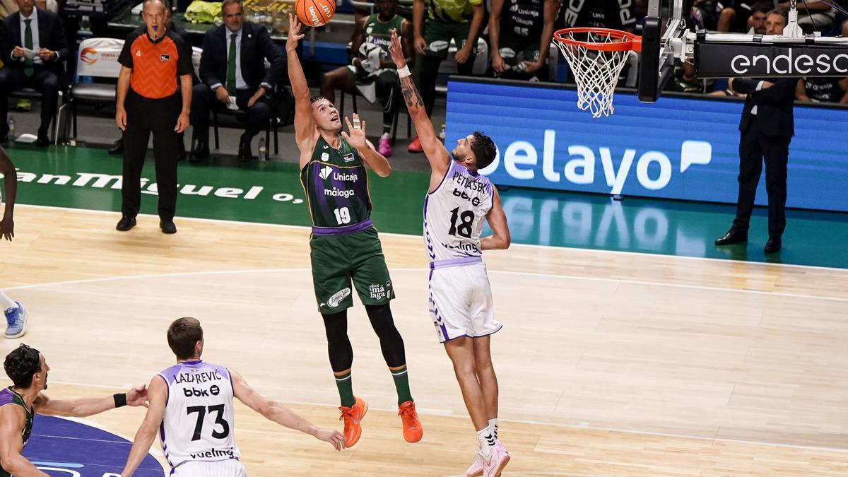 Luke Petrasek intenta taponar a Sulejmanovic.
