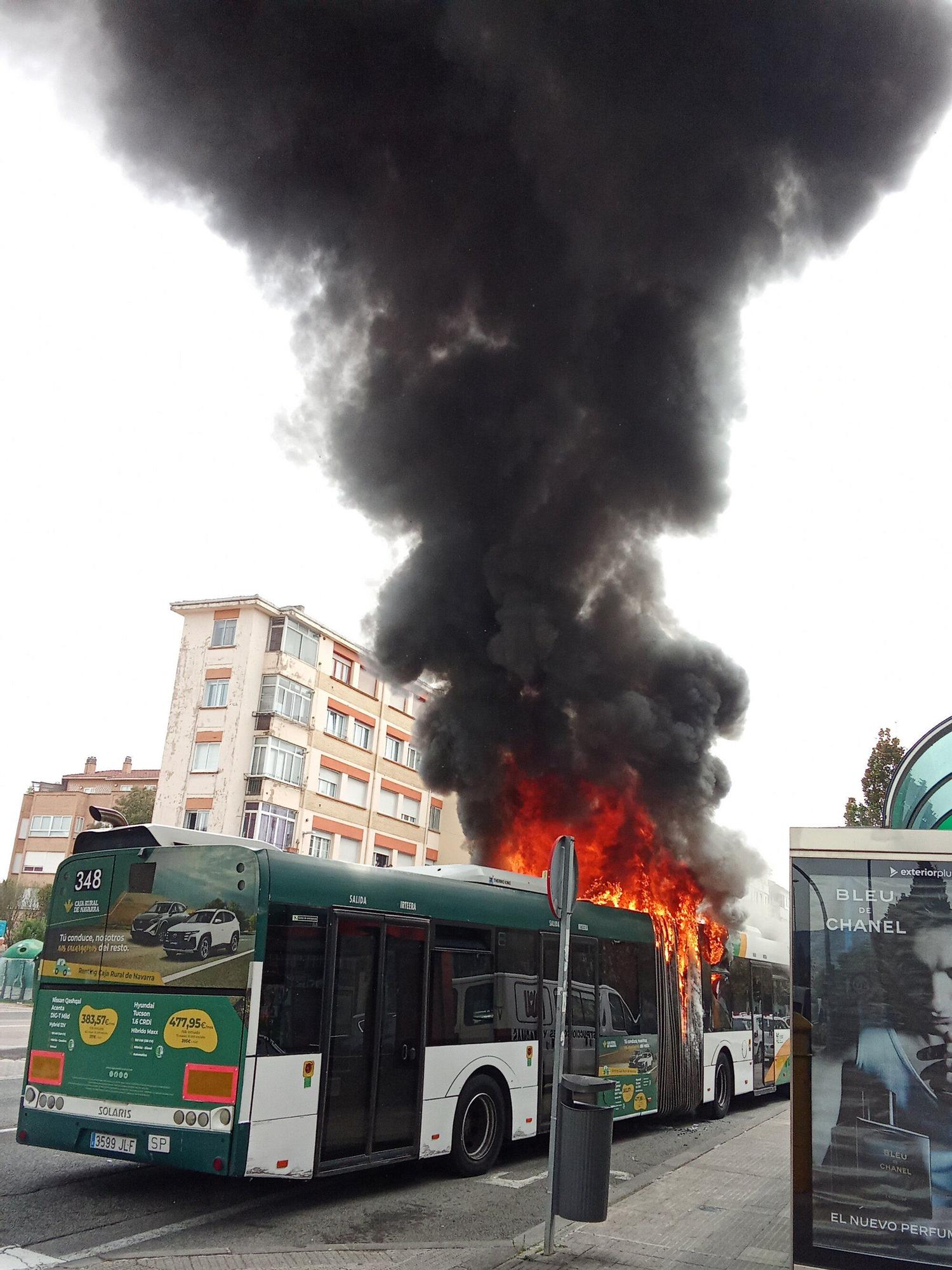 Fotos de la villavesa ardiendo en Berriozar