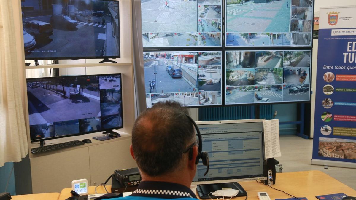 Comisaría de la Policía Municipal con las pantallas donde ven las cámaras.