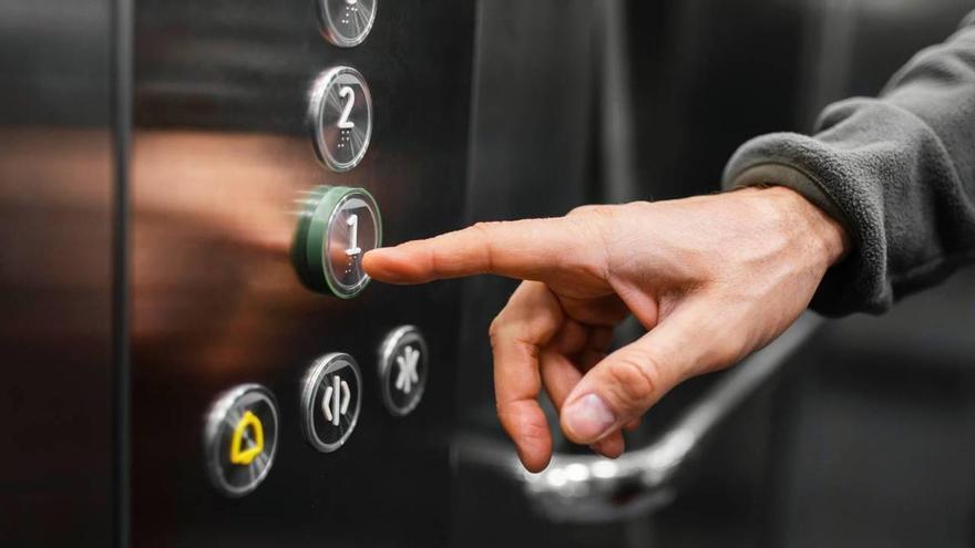¿Se puede impedir el uso del ascensor a los vecinos morosos?