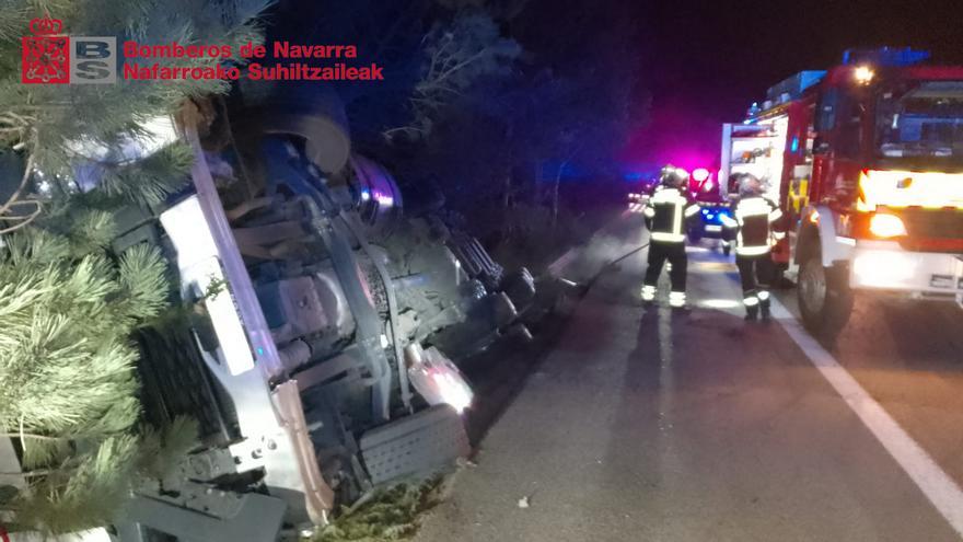 Un camión vuelca en la AP-15 tras chocar contra un coche averiado en Erice