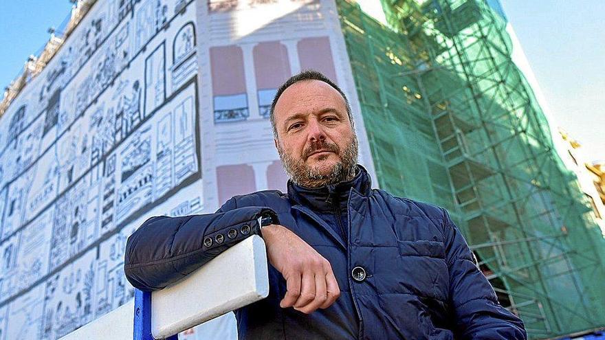 Txema Muñoz, presidente de la patronal guipuzcoana de la construcción Ascongi, junto a un edificio en rehabilitación.