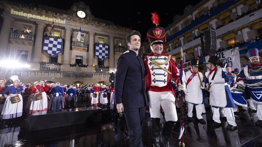 Emocionante Izada con Xabier Anduaga y el Orfeón Donostiarra