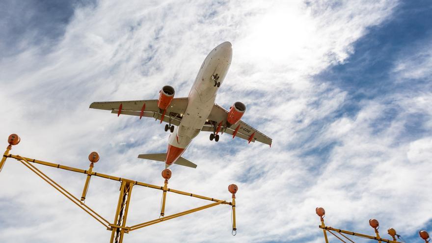 Europa prolonga su recomendación de no volar a Oriente Medio pese al alto el fuego