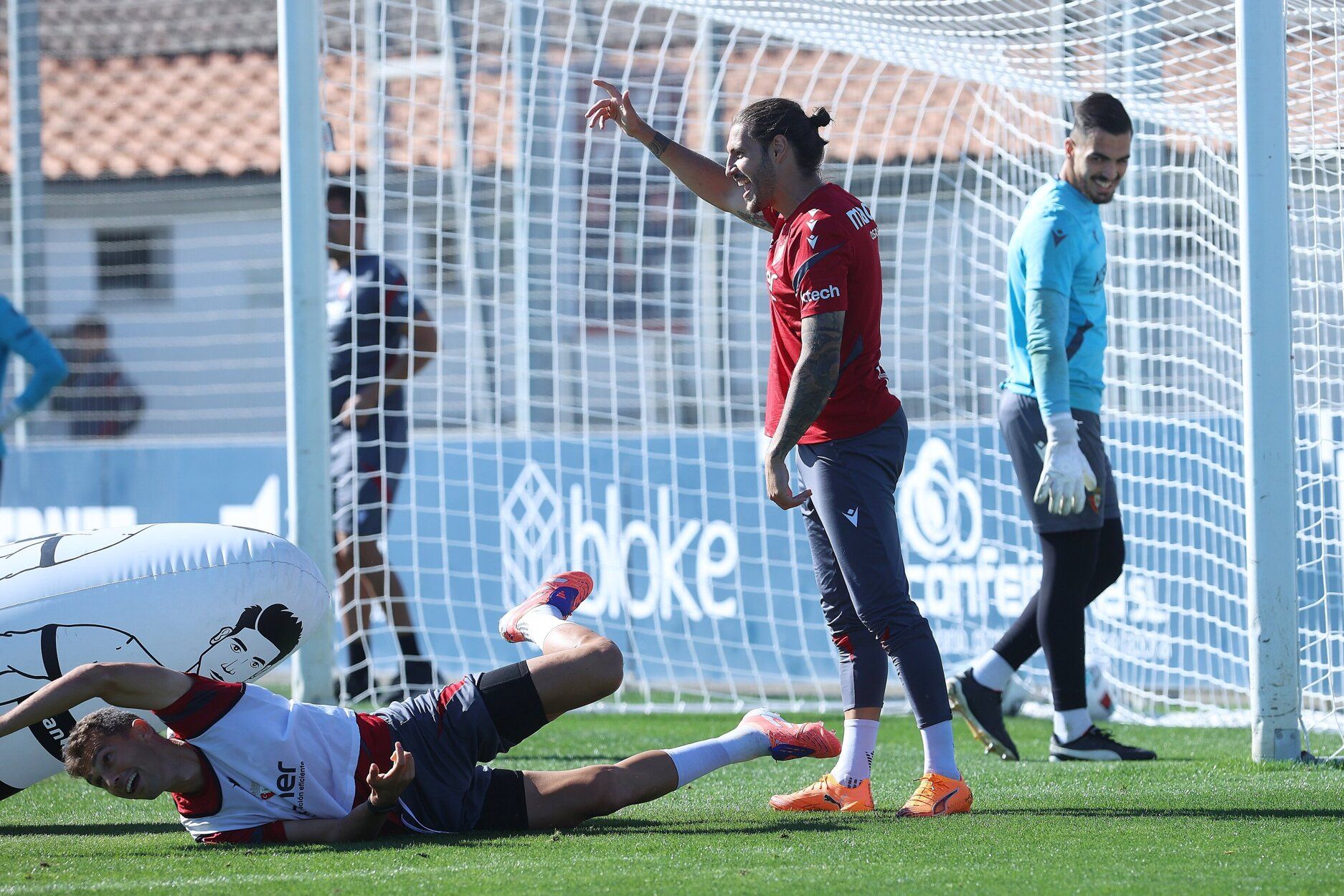Fotos del entrenamiento de Osasuna (02/10/2025)