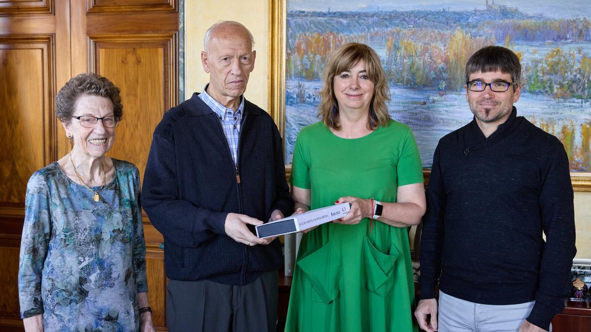 La vicepresidenta Ana Ollo y el director gerente de Euskarabidea, Javier Arakama, reciben a Koldo Artola y su familia.