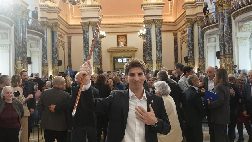 Un salón de plenos lleno, aplausos y emoción en el nombramiento de Jon Insausti como alcalde de Donostia