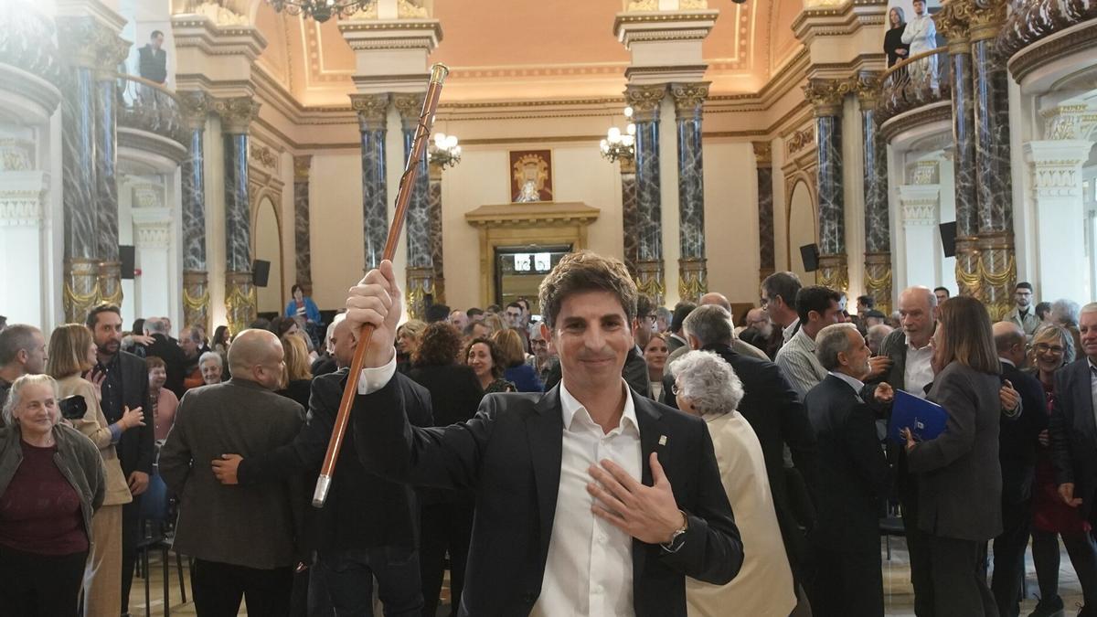 El alcalde de Donostia, Jon Insausti, con la 'makila' en una sala de plenos a rebosar El alcalde de Donostia, Jon Insausti, con la 'makila' en una sala de plenos a rebosar