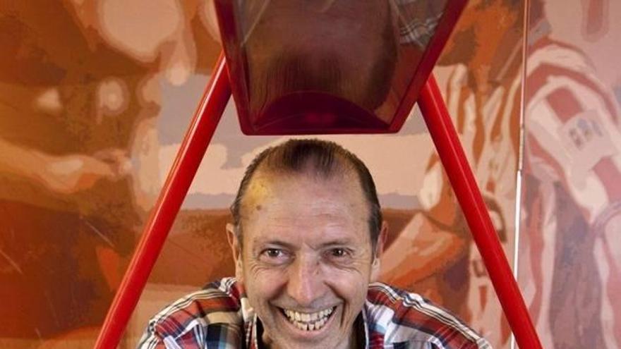 Enrique Castro, ‘Quini’, un auténtico caballero del fútbol a sus 66 años, sonríe apoyado en un futbolín.