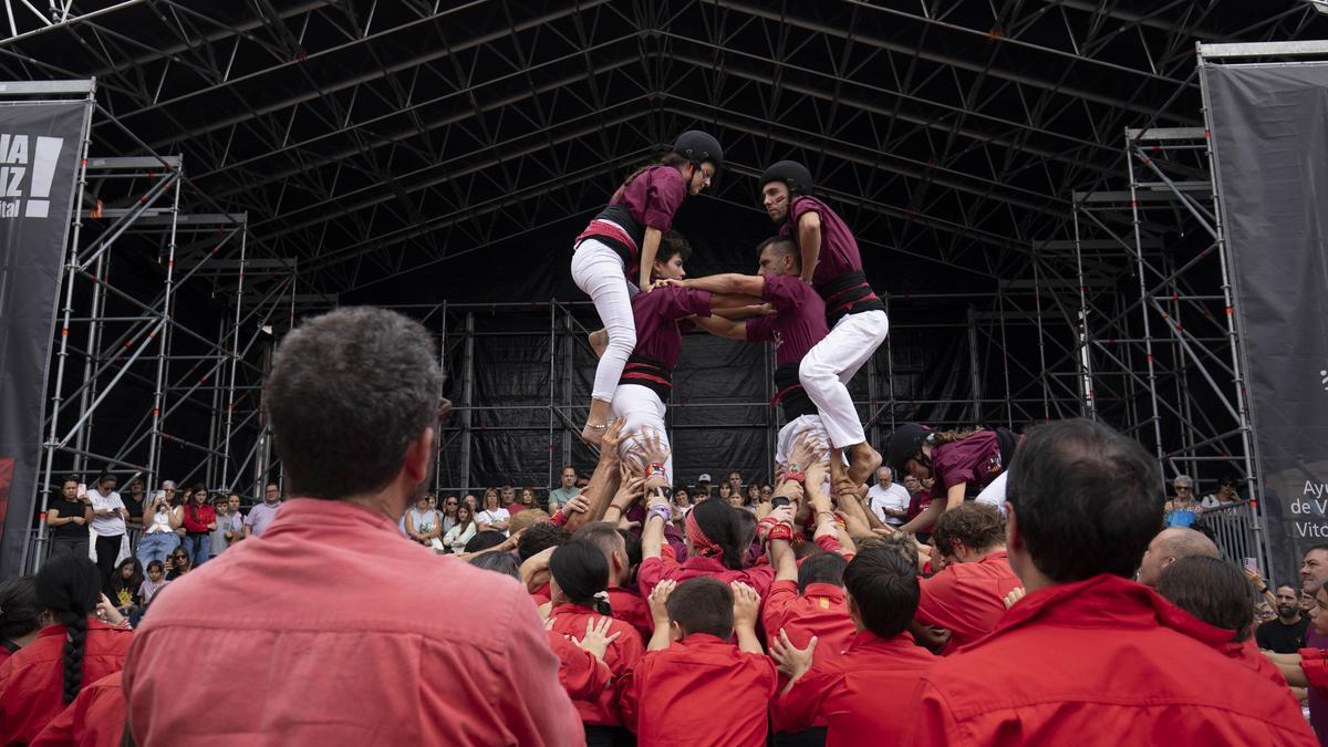En imágenes: La Plaza Nueva de Vitoria acoge una gran Diada Castellera