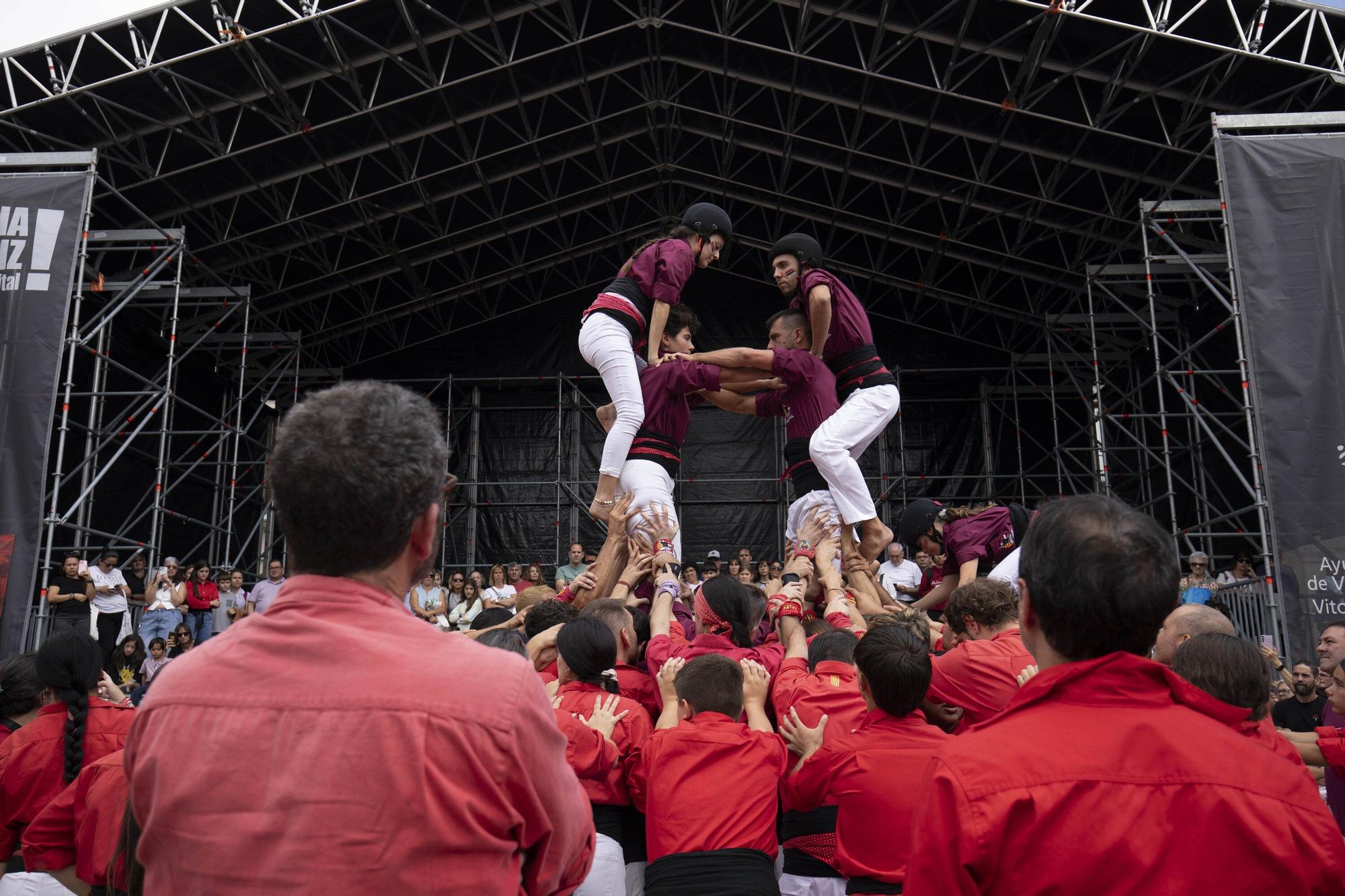 En imágenes: La Plaza Nueva de Vitoria acoge una gran Diada Castellera