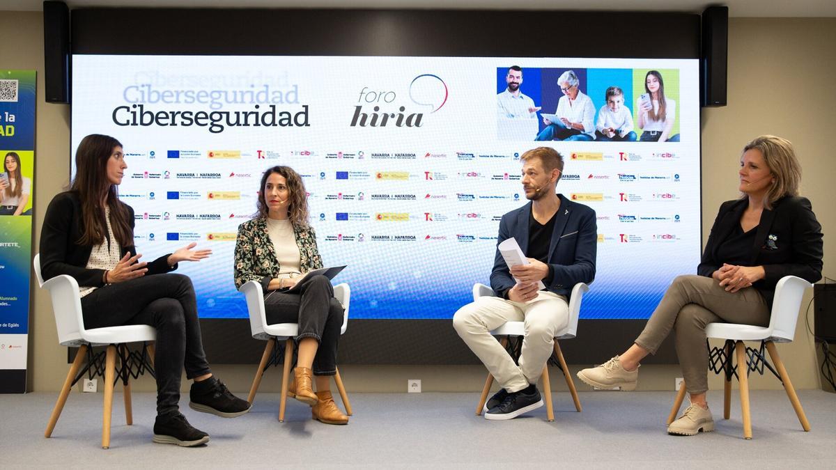 De izquierda a derecha, Ana Monreal, Izaskun Gutiérrez, Juan Ramón Aramendía y Pilar Tellechea.