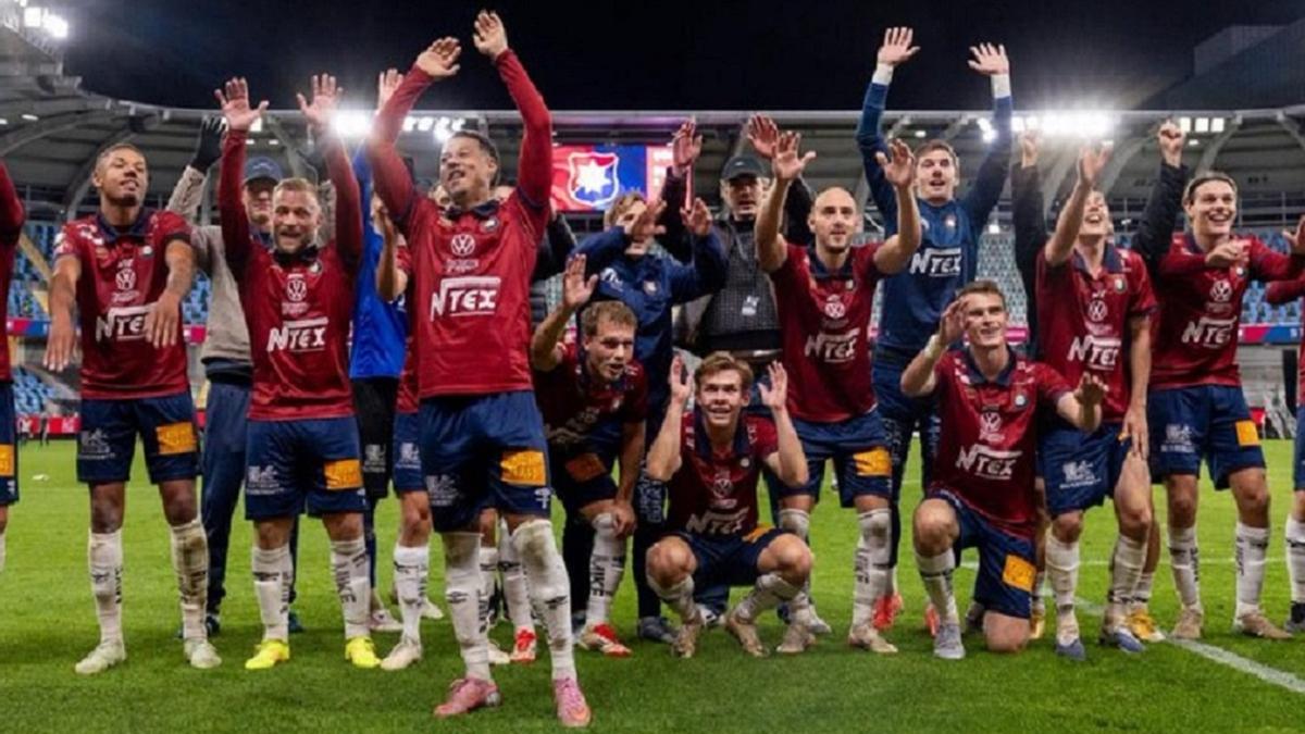 Los jugadores del Orgryte celebran su ascenso a primera división, este pasado sábado.