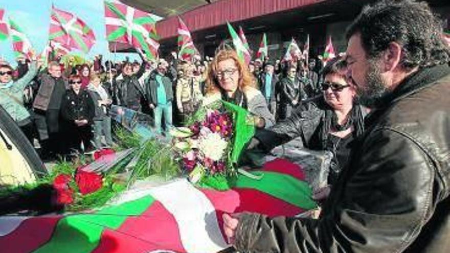 Homenaje a ‘Thierry’ ante su féretro, en Sondika.