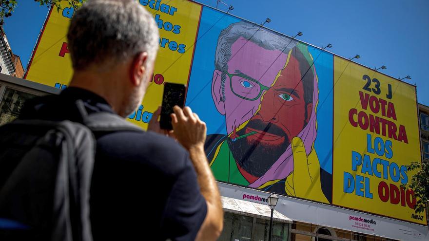 Una nueva lona entra en campaña, esta vez contra PP y Vox