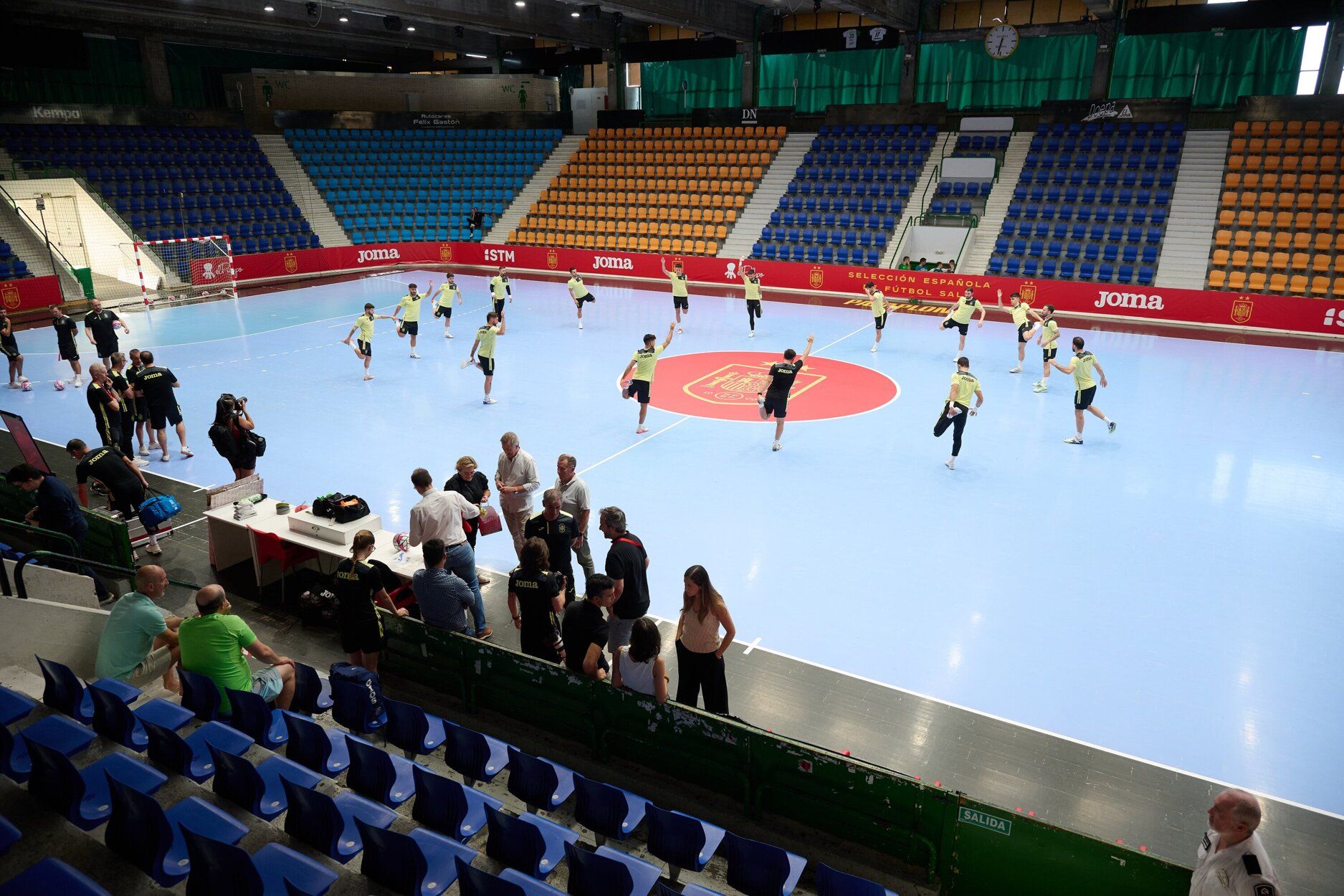 Fotos del entrenamiento de la selección española de fútbol sala en el pabellón Anaitasuna