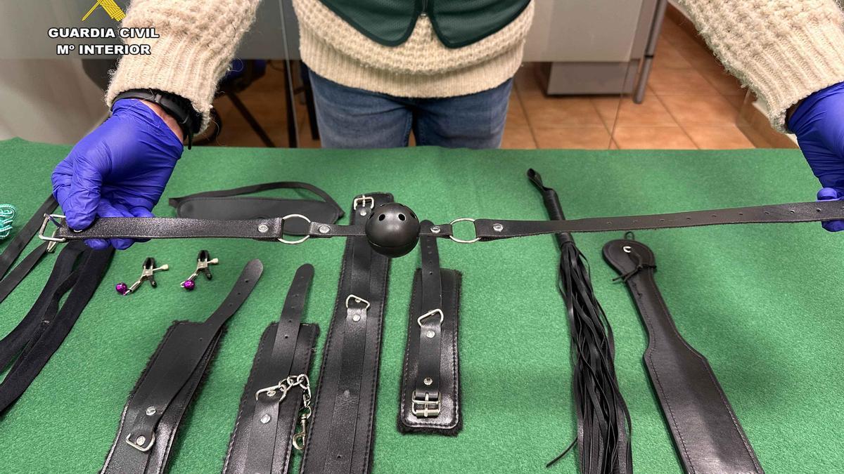 La Guardia Civil halló en el lugar donde se hospedaba el presunto depredador &quot;una variedad de objetos de carácter sexual&quot;
