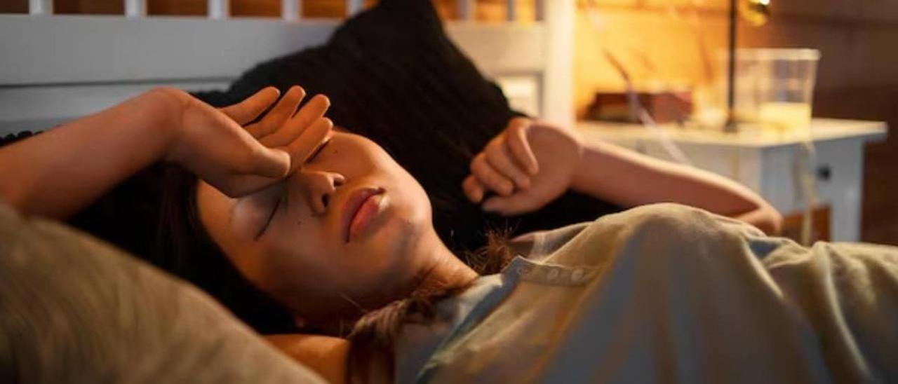 La clave definitiva para dormir fresco en noches de calor extremo, según un médico