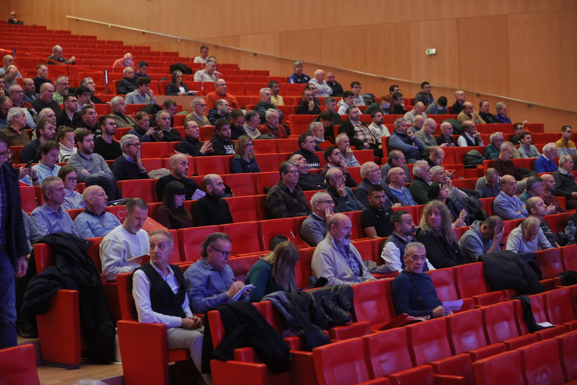 Fotos de la Asamblea de socios de Osasuna en Baluarte