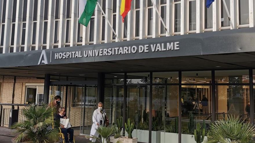 Entrada al hospital Virgen de Valme de Sevilla.