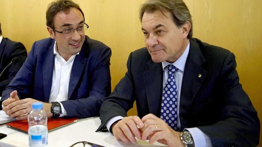 El presidente de CDC y de la Generalitat en funciones, Artur Mas, junto al coordinador general del partido, Josep Rull (i), durante la reunión del comité ejecutivo nacional de la formación.