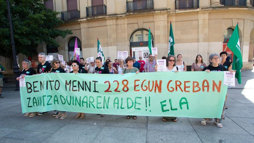 Las trabajadoras del Centro Benito Menni se concentran en Pamplona y suman ya 228 días de huelga
