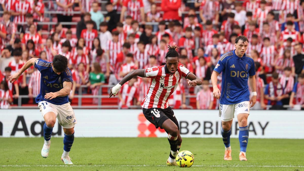 Nico Williams conduce un balón ante la presión del Oviedo