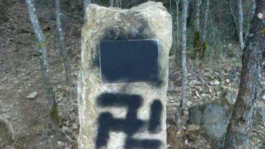 Ataque fascista al monolito en homenaje a fusilados de Ezkaba.