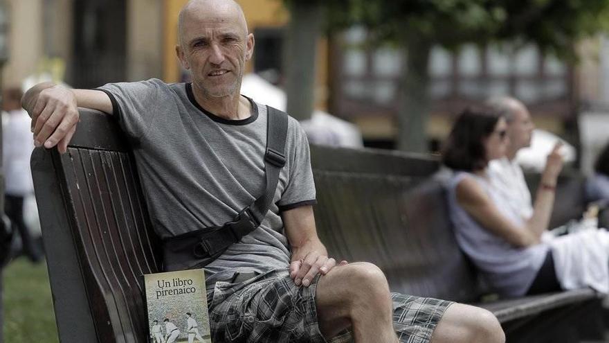 Fernando Pérez de Laborda, junto a un ejemplar de ‘Un libro pirenaico’.