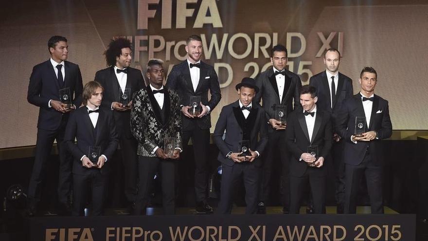 Cuatro barcelonistas y cuatro madridistas, en el once ideal del año