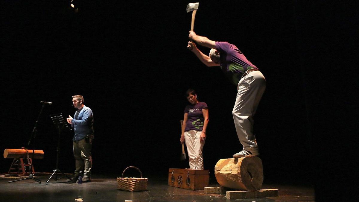 Larretxea ha emprendido junto a sus padres una aventura performativa en la que su poesía se acompaña del deporte rural.
