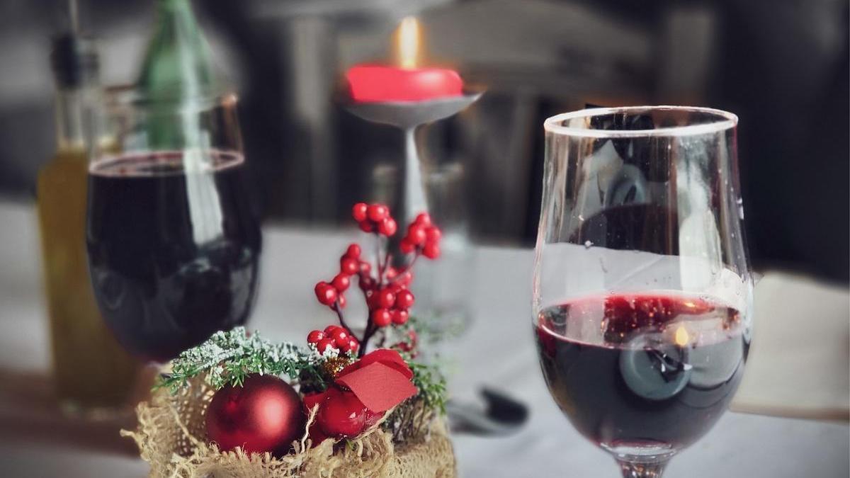 Imagen de recurso de una mesa decorada con motivos navideños