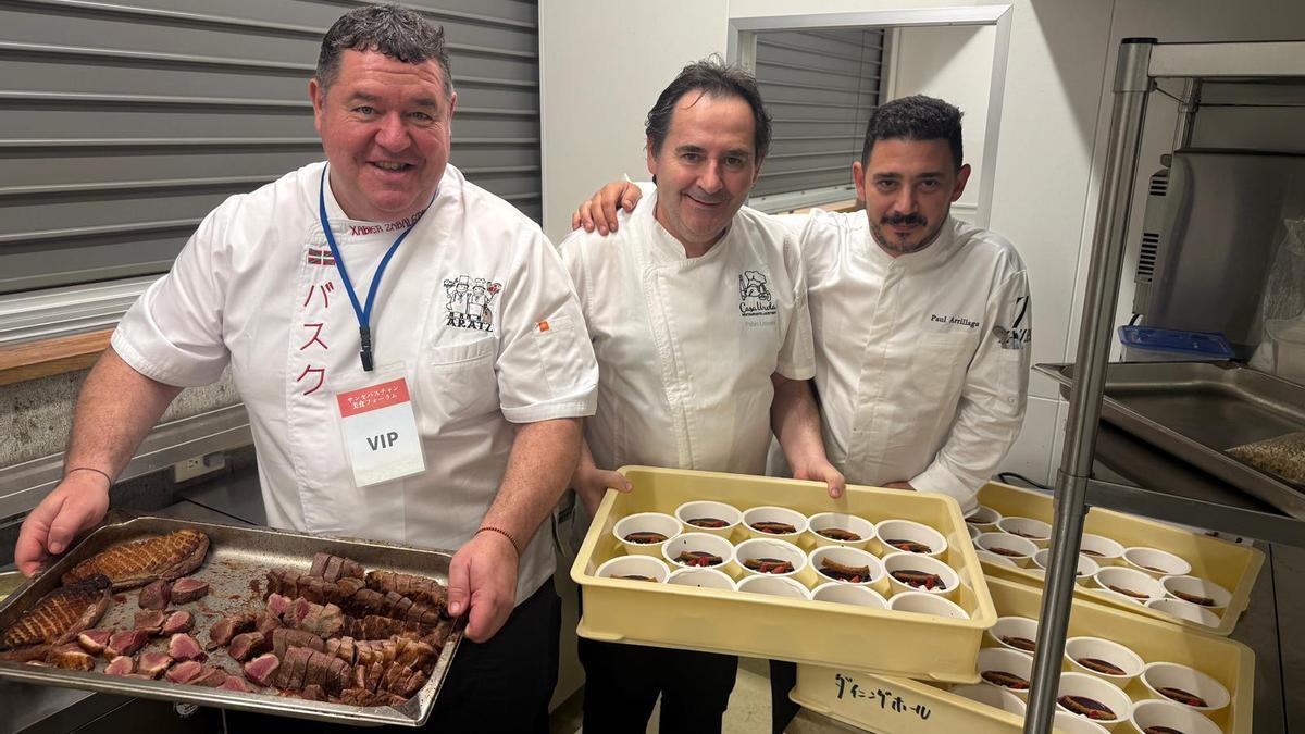 Xabier Zabaleta (Aratz), Pablo Loureiro (Casa Urola) y Paul Arrillaga (Zazpi), en Japón