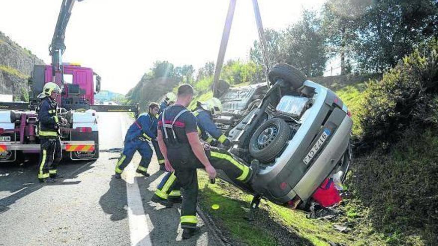 Un hombre de 79 años fallece en la A-8 tras volcar su vehículo