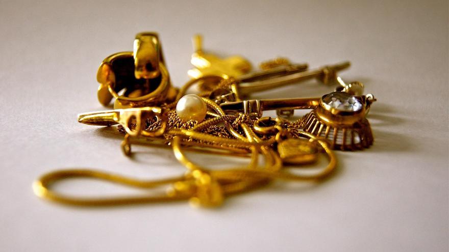 Un ladrón se atraganta con la cadena de oro que acababa de robar