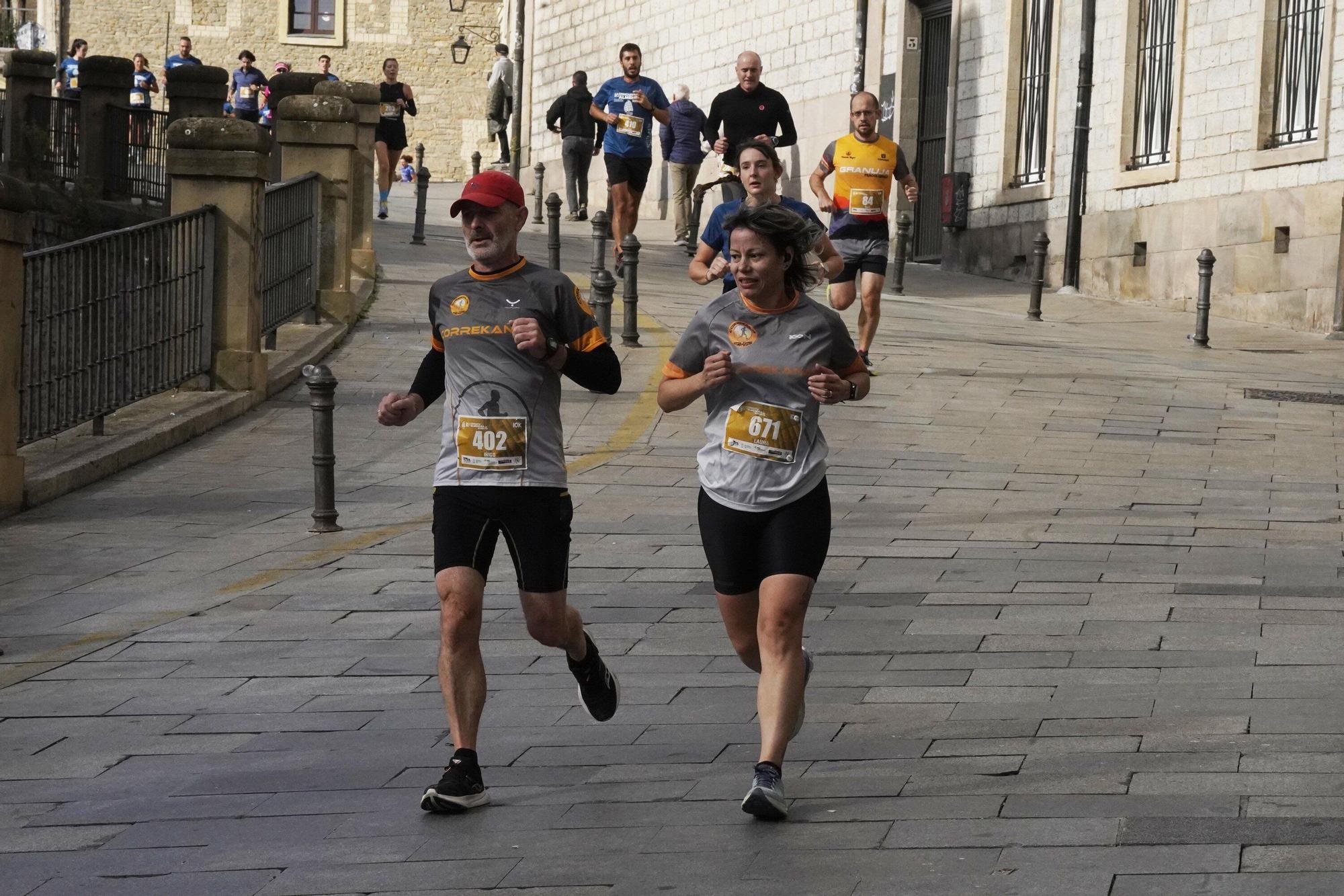 En imágenes: Miles de personas conquistan la Almendra de Gasteiz